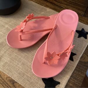 Fitflop Women’s Floral Flip Flops. Size 39.   B4